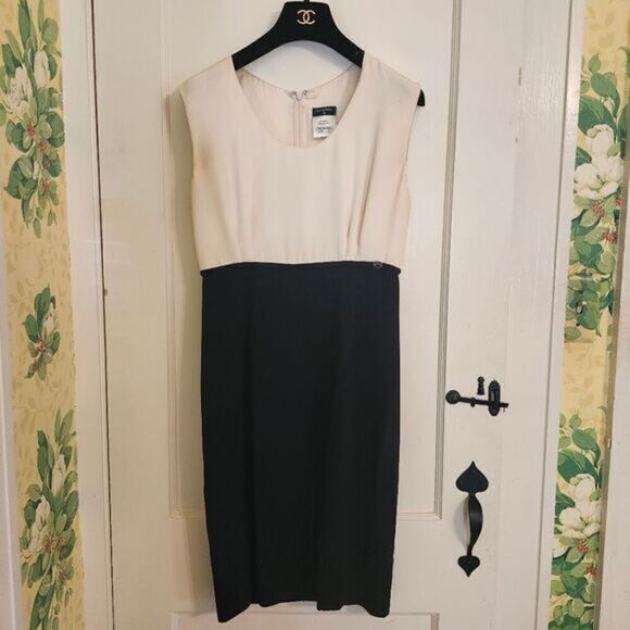 Auth. Pristine Chanel P40729W04854 Blk/Ecru Silk Dress Sz.4 US/42 EU Ret.$4400 - Picture 3 of 9